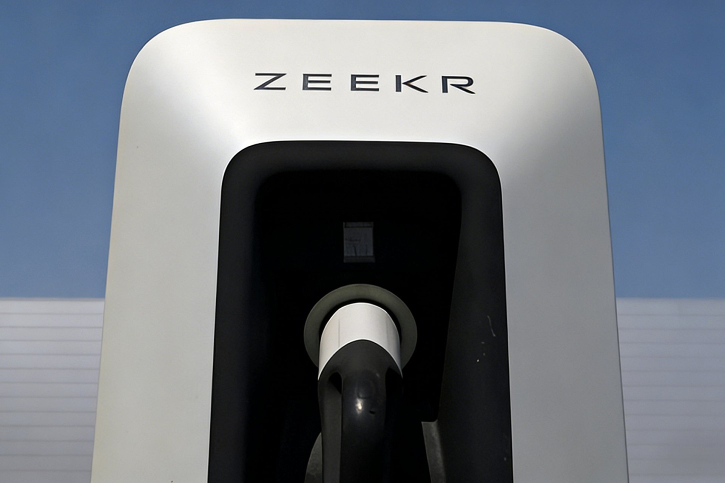 Geely werkt aan een 1.000V-architectuur voor nog kortere laadtijden, onder anderen aan deze Zeekr 1.500kW laadzuil . BYD gebruikt die spanning al. Wordt 1.000 volt de volgende stap na 800 volt?