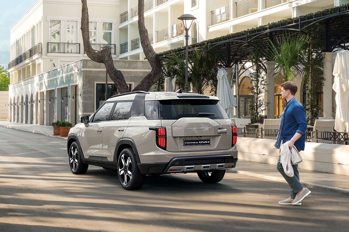 De KGM Torres EVX krijgt een Street Series van €38.990. Hij houdt 80,6 kWh, 503 km WLTP en 207 pk, terwijl de uitrusting dicht bij de Bronze ligt.