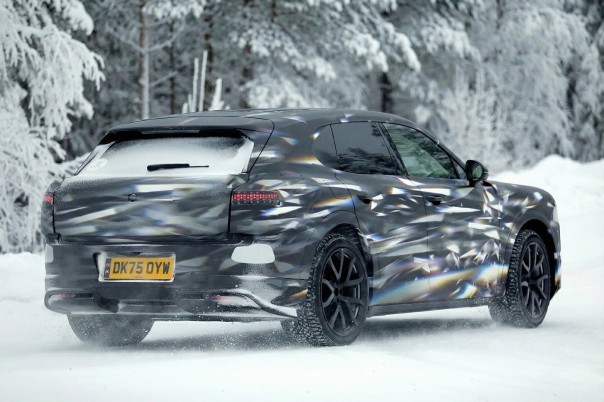 Bentley’s elektrische SUV gespot tijdens winterse testrit