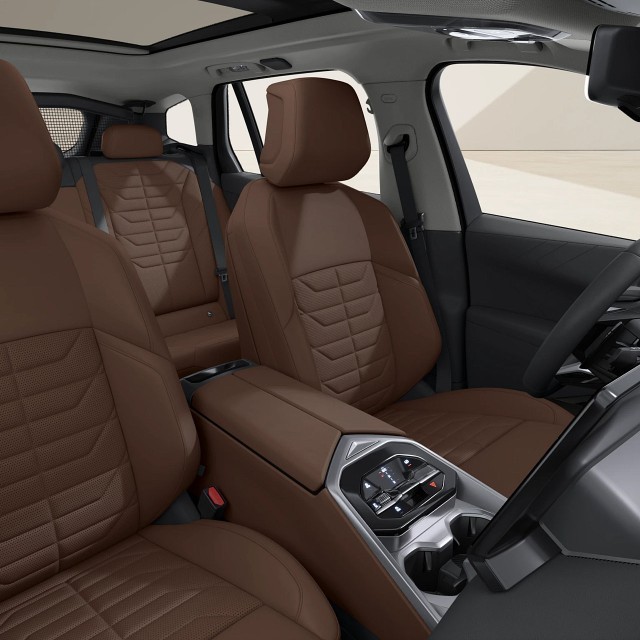 De BMW iX5 staat vanaf € 105.801 in de Nederlandse configurator.