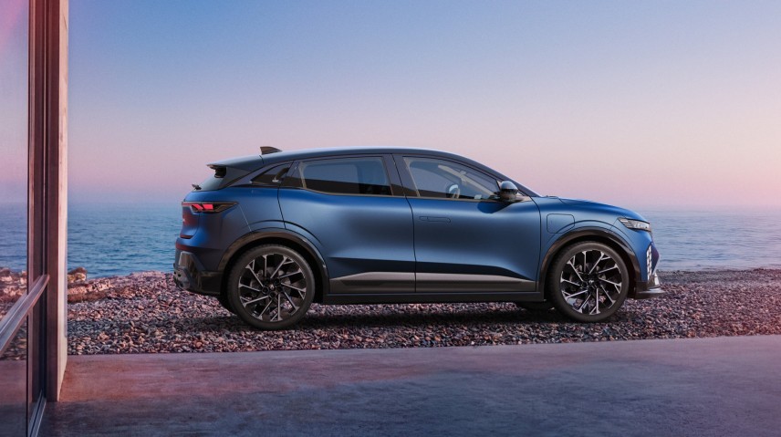 De vernieuwde Renault Megane heeft 67 kWh, 500 km WLTP en 165 kW snelladen. De Techno wordt € 400 goedkoper en kost € 37.990.