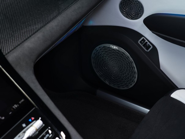 De Bentley Torcal deelt veel techniek met de elektrische Porsche Cayenne, maar kiest voor comfort en beheersbare prestaties boven maximaal vermogen.