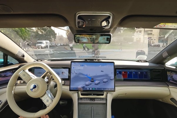 Denza wil de Z9 GT in 2027 via een software-update God’s Eye-rijassistentie voor stadsverkeer geven. De hardware is al aanwezig, goedkeuring ontbreekt nog.