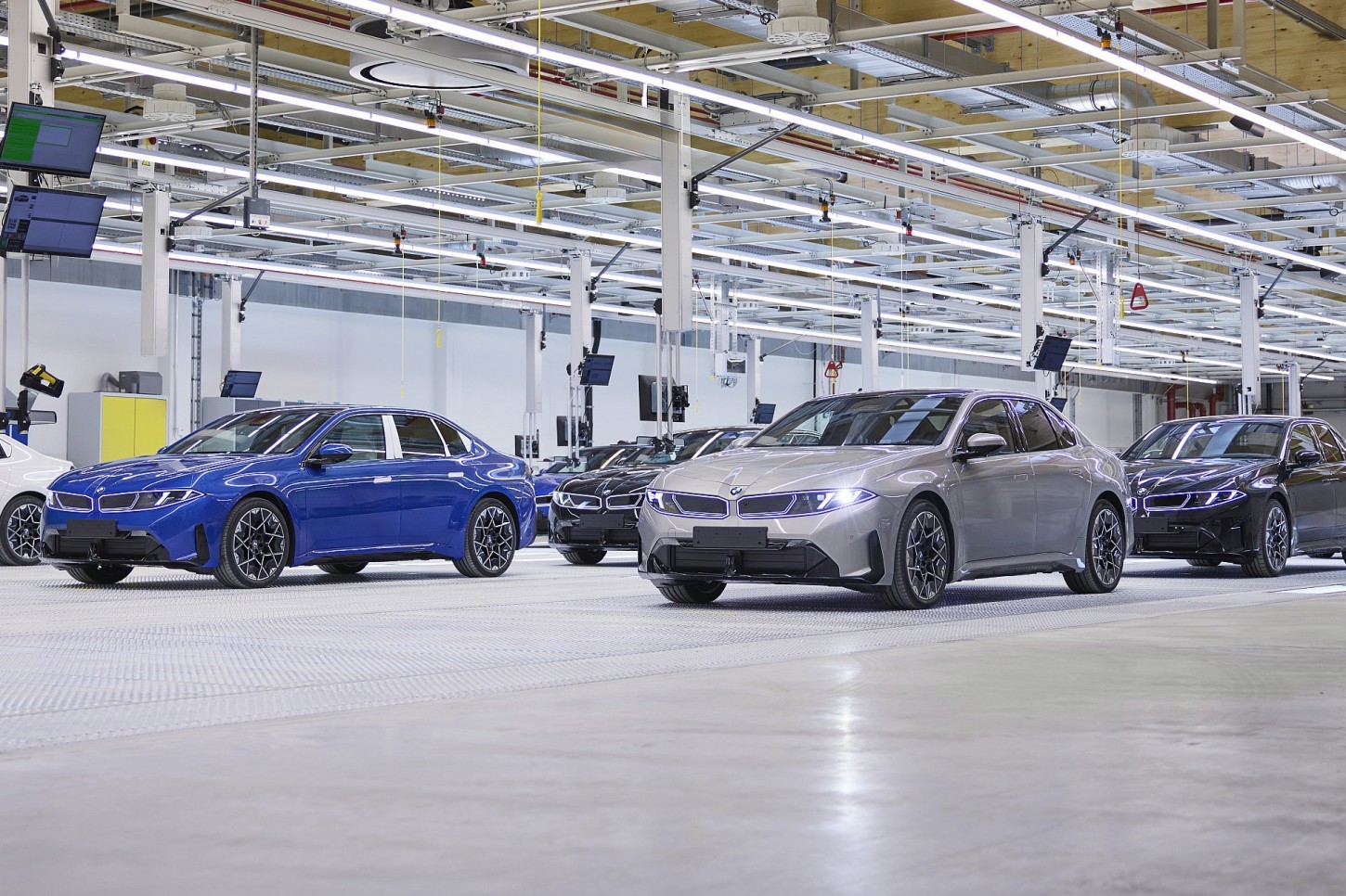 BMW is in München begonnen met de serieproductie van de i3. De fabriek wordt volledig elektrisch, maar harde orderaantallen ontbreken.