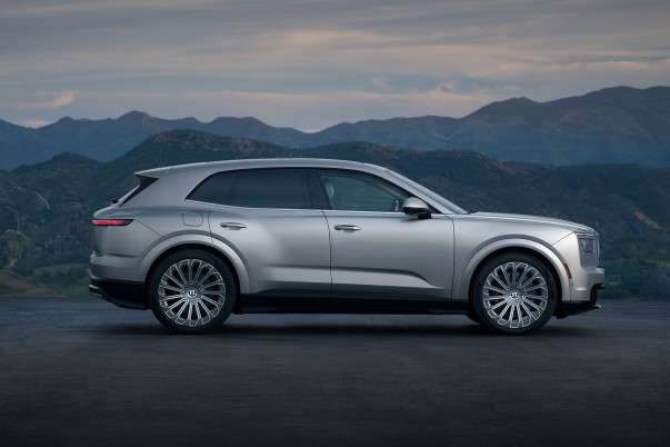 De Bentley Torcal deelt veel techniek met de elektrische Porsche Cayenne, maar kiest voor comfort en beheersbare prestaties boven maximaal vermogen.
