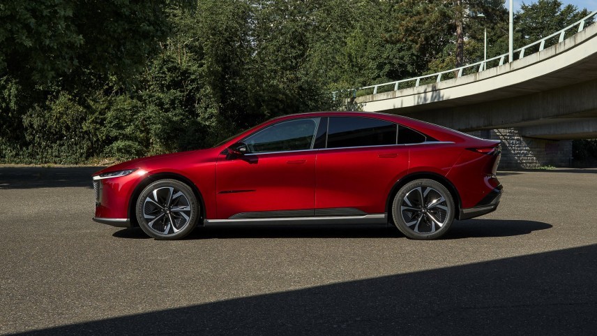 Mazda geeft de Mazda6e één 78 kWh-LFP-accu met 560 km WLTP en 200 kW snelladen. Ook daalt de vanafprijs voor modeljaar 2027 naar € 40.990.