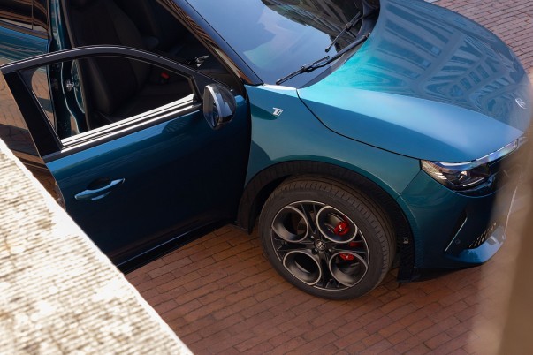 Alfa Romeo vernieuwt het interieur van de Junior met zachtere materialen, nieuwe bekleding en meer uitrusting. Dit verandert er aan de Elettrica en Veloce.