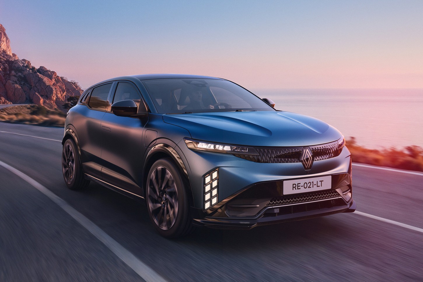 De vernieuwde Renault Megane heeft 67 kWh, 500 km WLTP en 165 kW snelladen. De Techno wordt € 400 goedkoper en kost € 37.990.