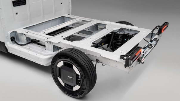 De Kia PV5 Chassis Cab krijgt nu daadwerkelijk de eerder aangekondigde 71,2 kWh-accu. De actieradius hangt sterk af van de gekozen opbouw.
