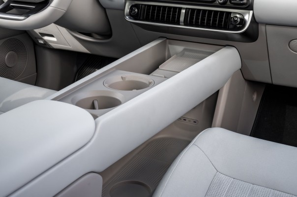 De Hyundai Ioniq 3 staat nu bij de dealer. Bekijk alle prijzen, uitvoeringen en laadgegevens, en waarom juist de goedkopere versies interessant zijn.