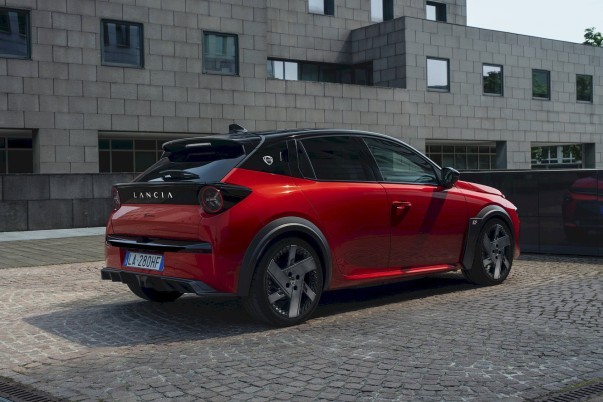 Peugeot e-208 GTi, Opel Corsa GSE, Lancia Ypsilon HF, Abarth 600e Competizione en Alfa Romeo Junior Veloce delen veel techniek, maar kiezen elk een ander karakter.