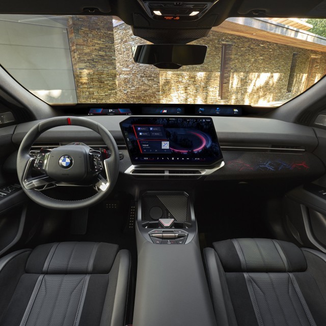 De BMW iX4 is de sportievere SUV-coupéachtige tegenhanger van de iX3. Met dezelfde accu komt hij tot 23 km verder, maar levert hij ruimte in.