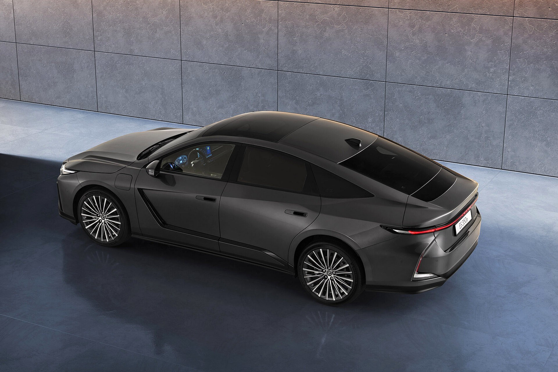 De Lexus ES is geen prijsvechter, maar is wel luxe en compleet