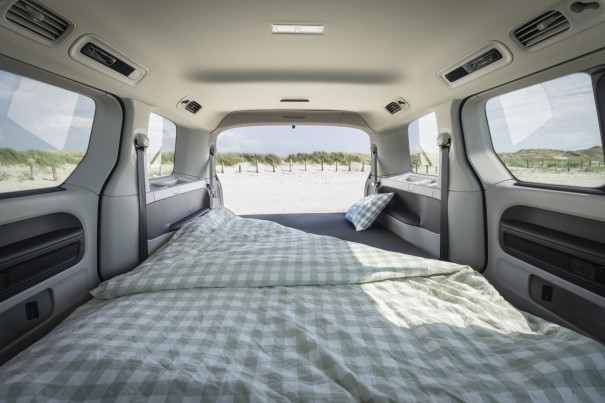 Volkswagen Bedrijfswagens introduceert een Good-Night pakket voor de ID. Buzz, met bed, overnachtingsmodus en V2L. De prijs begint bij 2.600 euro.