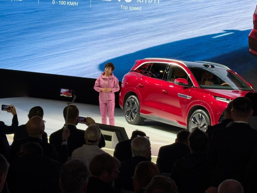 De BYD Atto 8 komt begin 2027 naar Nederland, met zeven zitplaatsen, een accu van 115 kWh en tot 653 kilometer WLTP. Ook Flash Charging is aan boord.