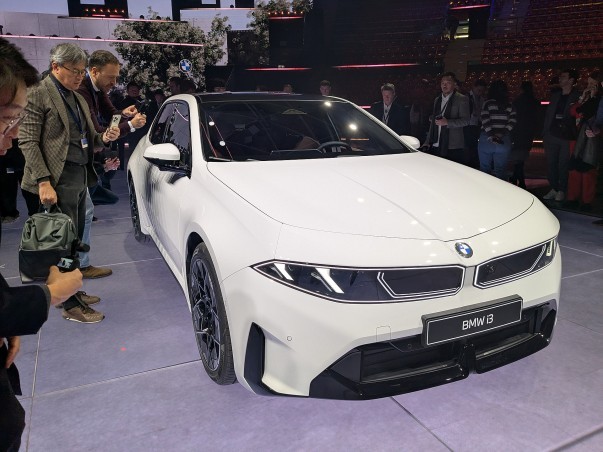 BMW i3 onthuld met 900 km WLTP en 400 kW snelladen