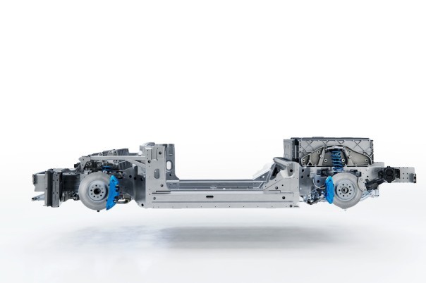 Alpine laat de A110 Future zien, de ontwikkelingsauto voor de elektrische A110. APP, 2 accupakketten, 800V-techniek en 2 elektromotoren achter geven de technische richting aan.