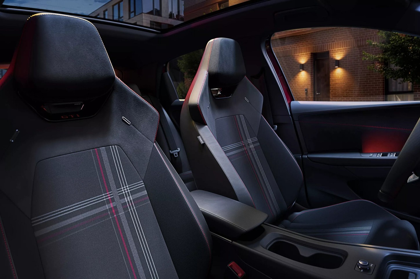 De Volkswagen ID. Polo GTI gaat in Duitsland € 39.995 kosten. Bij de verkoopstart verhoogt VW ook de topsnelheid van 175 naar 190 km/h.