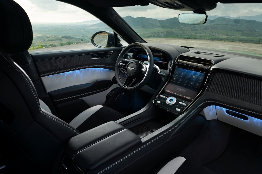 De Bentley Torcal deelt veel techniek met de elektrische Porsche Cayenne, maar kiest voor comfort en beheersbare prestaties boven maximaal vermogen.