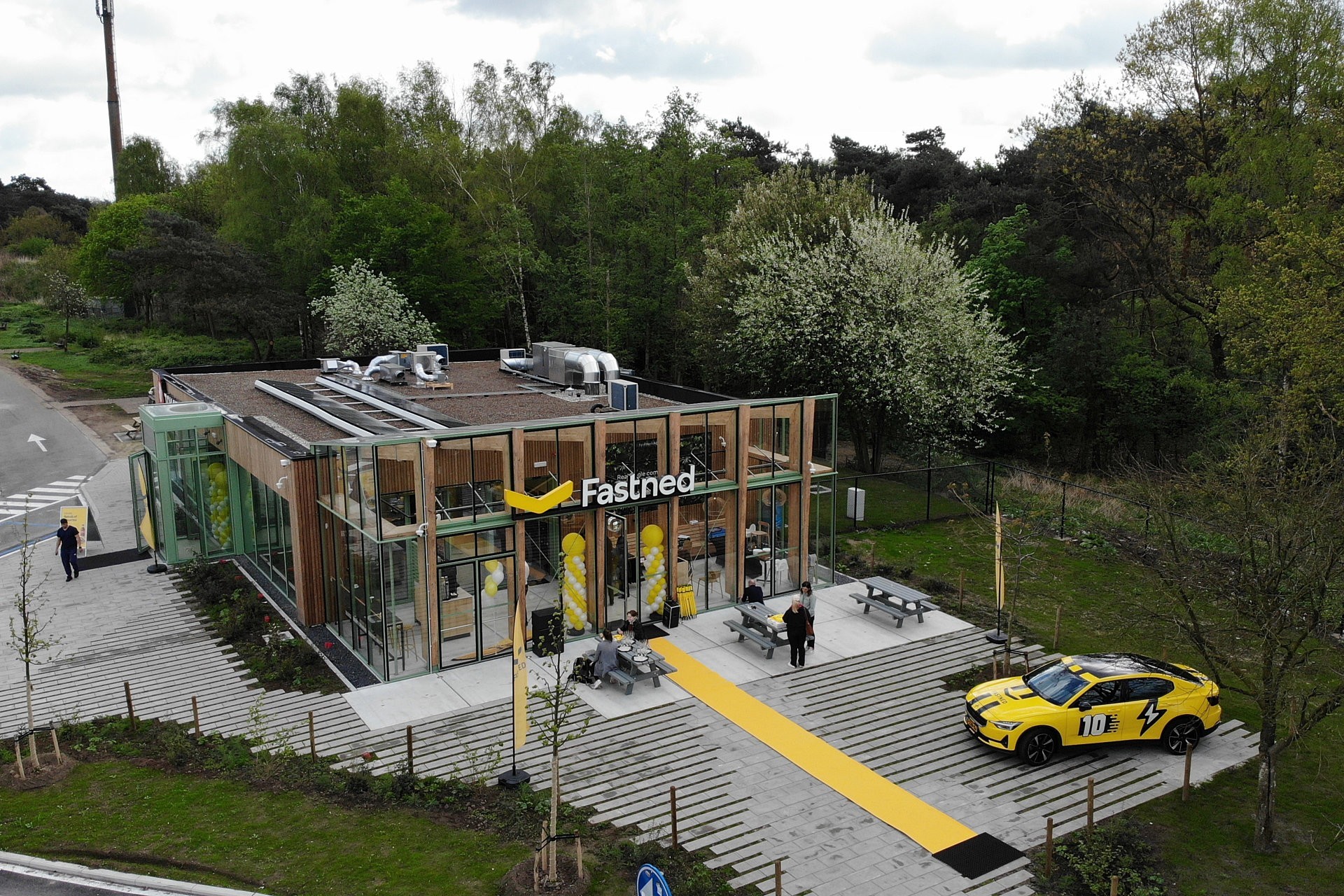 Je auto én jezelf opladen bij Fastned