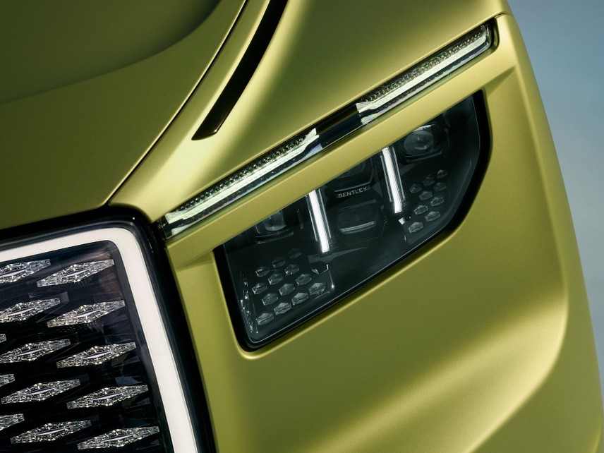 De Bentley Torcal deelt veel techniek met de elektrische Porsche Cayenne, maar kiest voor comfort en beheersbare prestaties boven maximaal vermogen.