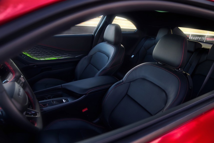 De Dodge Charger Daytona levert 680 pk. Hoe verhoudt deze elektrische musclecar zich tot de snelle EV's van Hyundai, Genesis, Tesla en BMW?