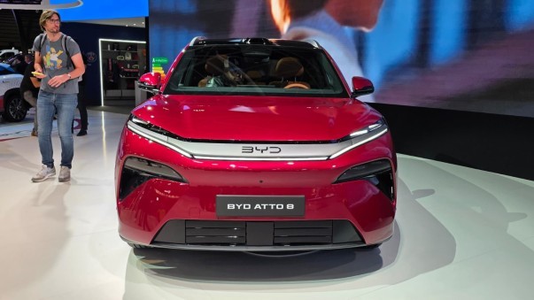 De BYD Atto 8 komt begin 2027 naar Nederland, met zeven zitplaatsen, een accu van 115 kWh en tot 653 kilometer WLTP. Ook Flash Charging is aan boord.
