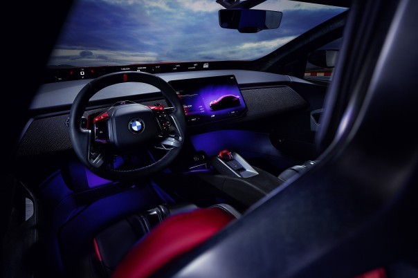 BMW toont de M Concept Neue Klasse in Le Mans. De elektrische M heeft vier motoren en 800 volt, maar blijft voorlopig een conceptauto.