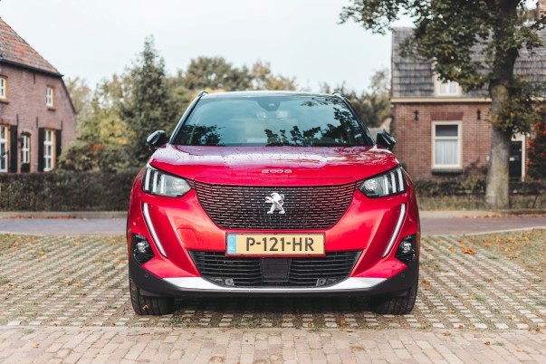Review Peugeot e-2008 - stijlvolle en ruime elektrische SUV met Franse flair - foto 3