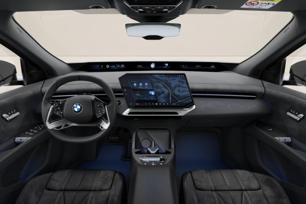 De BMW iX3 40 xDrive kost €65.138,60. Daarmee schuift vierwielaandrijving in het premium-SUV-segment opnieuw naar een lager prijsniveau.