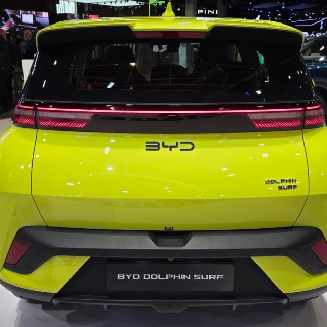 De BYD Dolphin Surf krijgt een vijfzitsversie, grotere schermen en meer comfort. De vernieuwde elektrische hatchback is te zien op de Autosalon van Parijs.