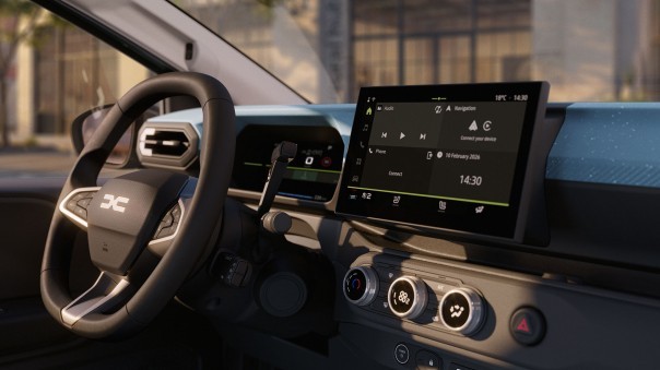 De nieuwe Dacia Spring kost vanaf € 19.500. Met snelladen begint hij bij € 20.000. De rijkere Journey kost bijna evenveel als de Renault Twingo.