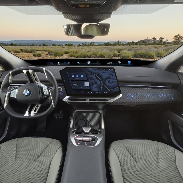 De BMW iX4 is de sportievere SUV-coupéachtige tegenhanger van de iX3. Met dezelfde accu komt hij tot 23 km verder, maar levert hij ruimte in.