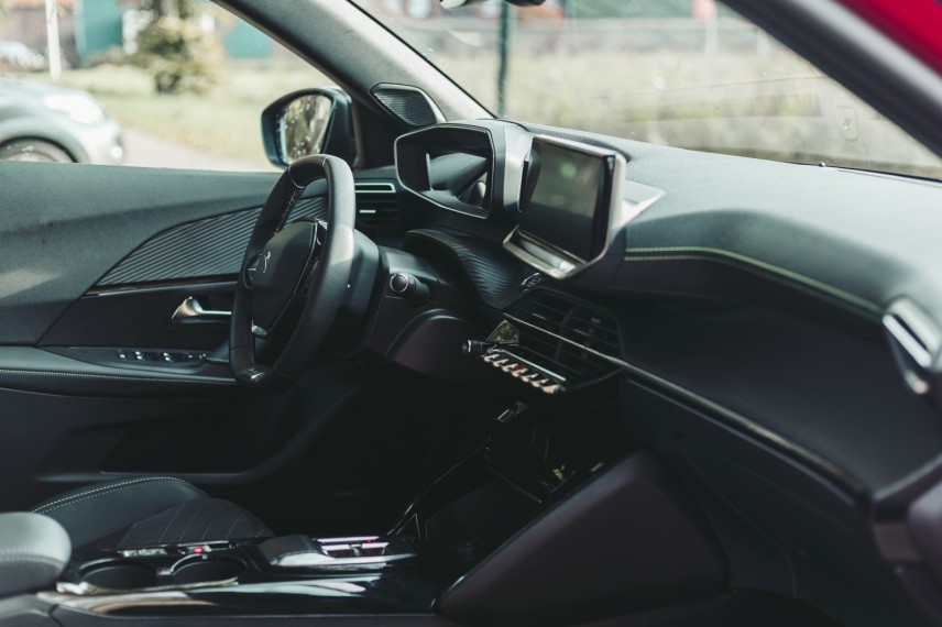 Review Peugeot e-2008 - stijlvolle en ruime elektrische SUV met Franse flair - foto 1