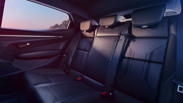 De vernieuwde Renault Megane heeft 67 kWh, 500 km WLTP en 165 kW snelladen. De Techno wordt € 400 goedkoper en kost € 37.990.