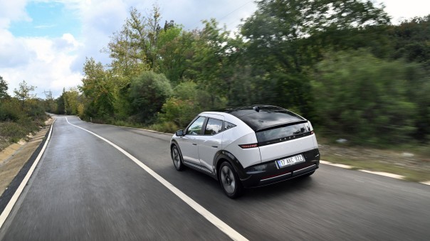 De Hyundai Ioniq 3 staat nu bij de dealer. Bekijk alle prijzen, uitvoeringen en laadgegevens, en waarom juist de goedkopere versies interessant zijn.