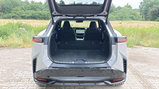 Review Lexus RZ 550 F-Sport: denkoefening op wielen - foto 2