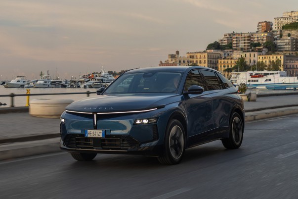De elektrische Lancia Gamma kost vanaf € 51.950 en komt begin 2027 naar Nederland. De Long Range krijgt een accu van 97,2 kWh en haalt 741 km WLTP.