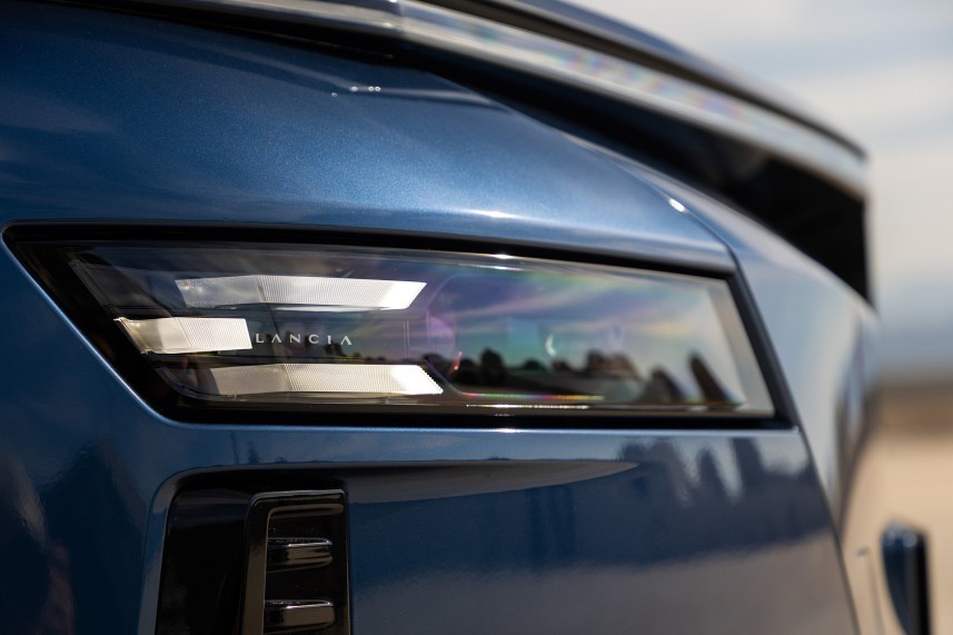 De elektrische Lancia Gamma kost vanaf € 51.950 en komt begin 2027 naar Nederland. De Long Range krijgt een accu van 97,2 kWh en haalt 741 km WLTP.