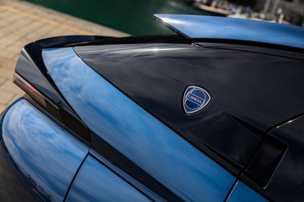 De elektrische Lancia Gamma kost vanaf € 51.950 en komt begin 2027 naar Nederland. De Long Range krijgt een accu van 97,2 kWh en haalt 741 km WLTP.