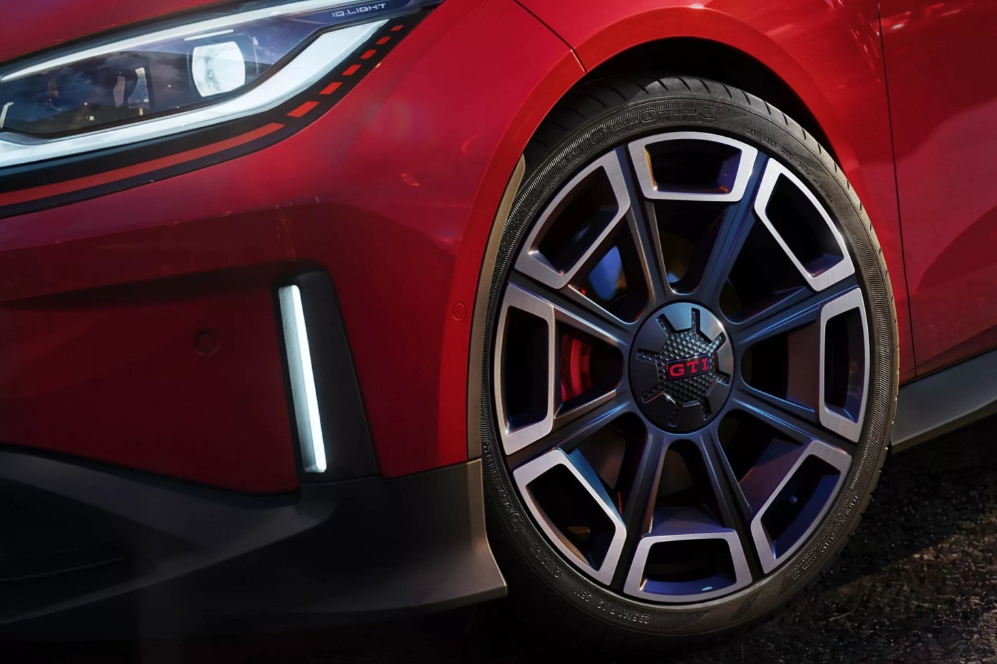 De Volkswagen ID. Polo GTI gaat in Duitsland € 39.995 kosten. Bij de verkoopstart verhoogt VW ook de topsnelheid van 175 naar 190 km/h.
