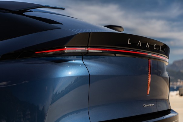 De elektrische Lancia Gamma kost vanaf € 51.950 en komt begin 2027 naar Nederland. De Long Range krijgt een accu van 97,2 kWh en haalt 741 km WLTP.