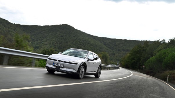 De Hyundai Ioniq 3 staat nu bij de dealer. Bekijk alle prijzen, uitvoeringen en laadgegevens, en waarom juist de goedkopere versies interessant zijn.