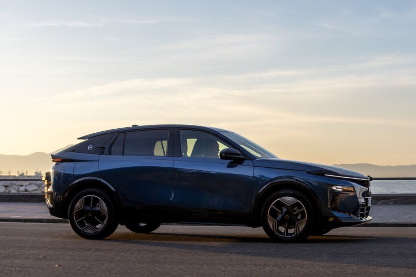 De elektrische Lancia Gamma kost vanaf € 51.950 en komt begin 2027 naar Nederland. De Long Range krijgt een accu van 97,2 kWh en haalt 741 km WLTP.