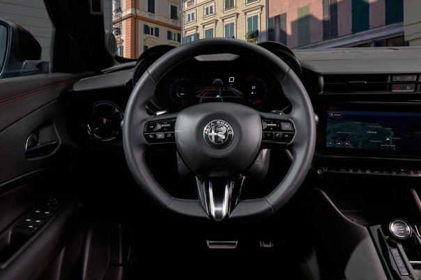Alfa Romeo vernieuwt het interieur van de Junior met zachtere materialen, nieuwe bekleding en meer uitrusting. Dit verandert er aan de Elettrica en Veloce.