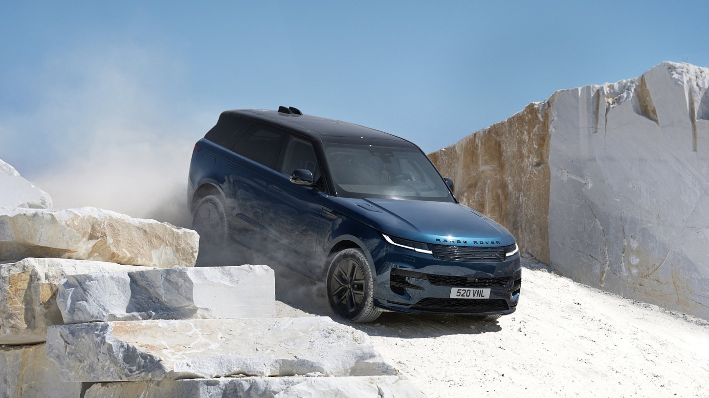 De Range Rover Sport Electric is er vanaf € 123.197. Bekijk de zes Nederlandse uitvoeringen en de verschillen in vermogen, onderstel, luxe en prijs.