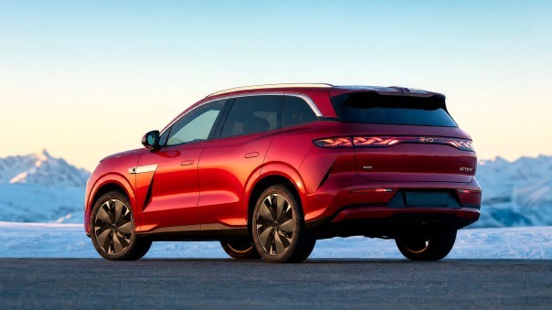 De BYD Atto 8 komt begin 2027 naar Nederland, met zeven zitplaatsen, een accu van 115 kWh en tot 653 kilometer WLTP. Ook Flash Charging is aan boord.