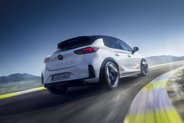 Peugeot e-208 GTi, Opel Corsa GSE, Lancia Ypsilon HF, Abarth 600e Competizione en Alfa Romeo Junior Veloce delen veel techniek, maar kiezen elk een ander karakter.