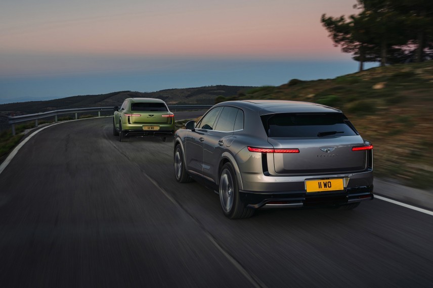 De Bentley Torcal deelt veel techniek met de elektrische Porsche Cayenne, maar kiest voor comfort en beheersbare prestaties boven maximaal vermogen.