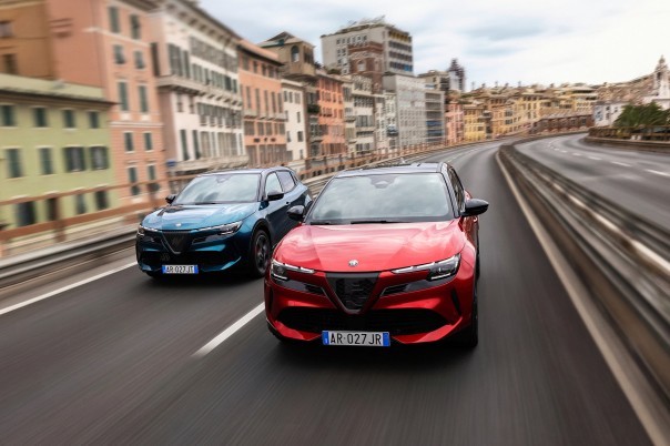 Alfa Romeo vernieuwt het interieur van de Junior met zachtere materialen, nieuwe bekleding en meer uitrusting. Dit verandert er aan de Elettrica en Veloce.